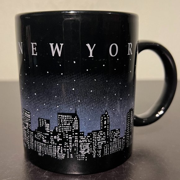 Vintage New York City Souvenir Mug ~ Skyline ~ Twin Towers ~ Statue of Liberty - Picture 1 of 8